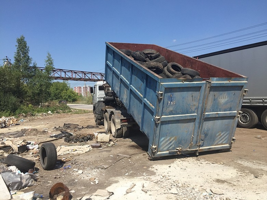 В Гатчине добровольцы отправили на переработку целый грузовик покрышек