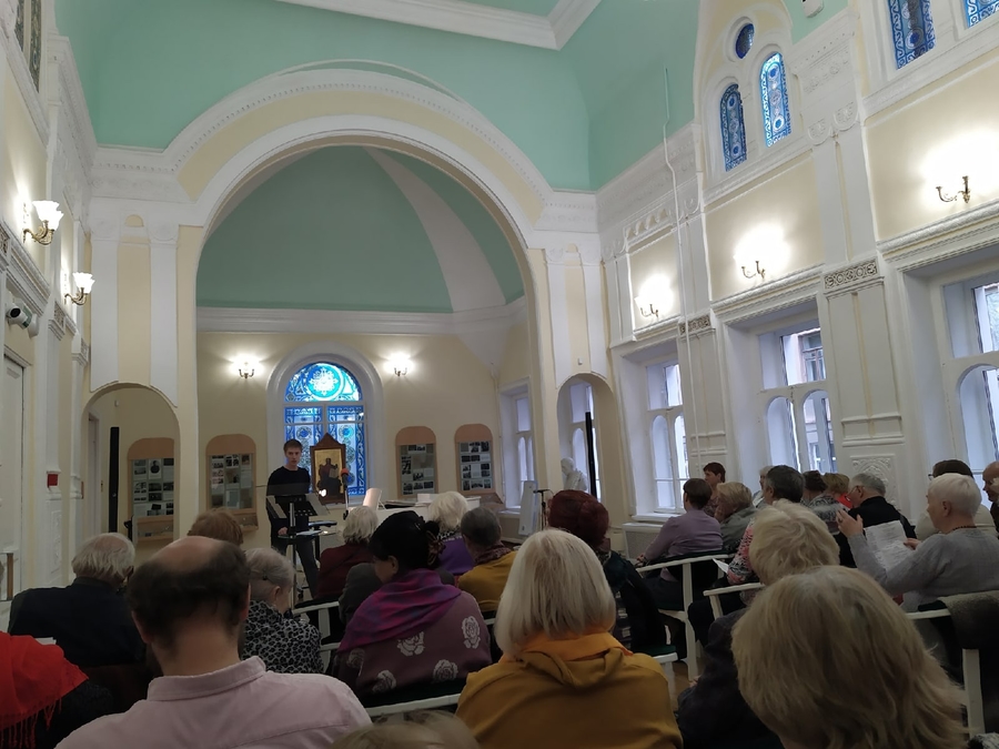  Гатчинцы побывали на экскурсии в срецбиблиотеке в Петербурге