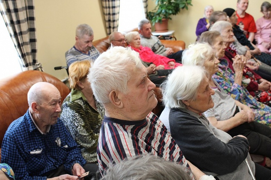 Гатчинский дом престарелых навестила  молодежь  с благотворительной программой