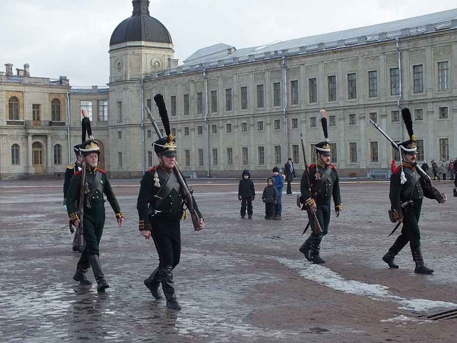 В Гатчине в честь Александра III дали залп гвардейцы