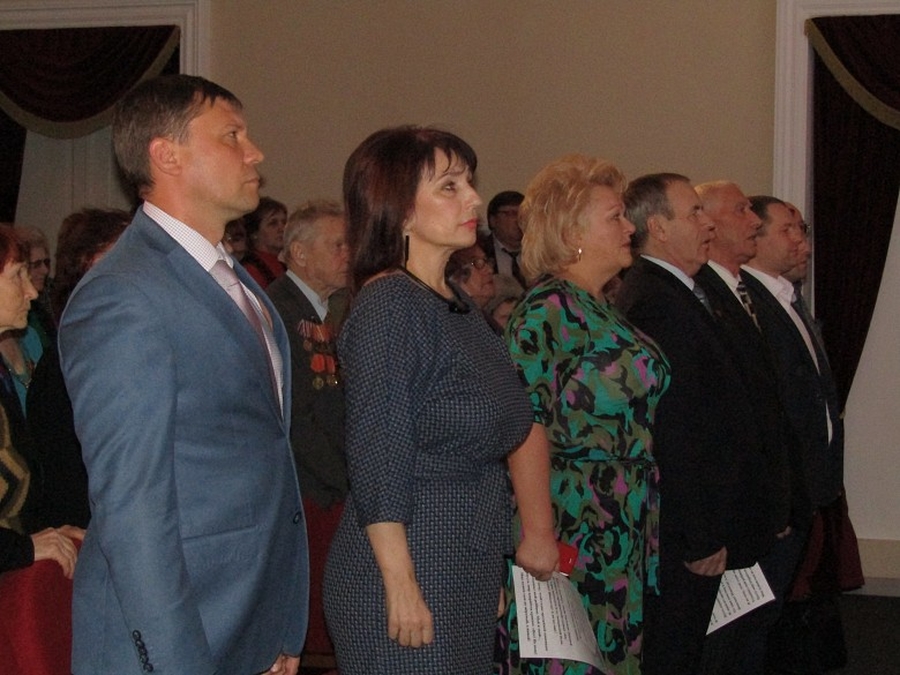 Праздник со слезами на глазах: ветеранов Гатчины и района чествовали в городском ДК