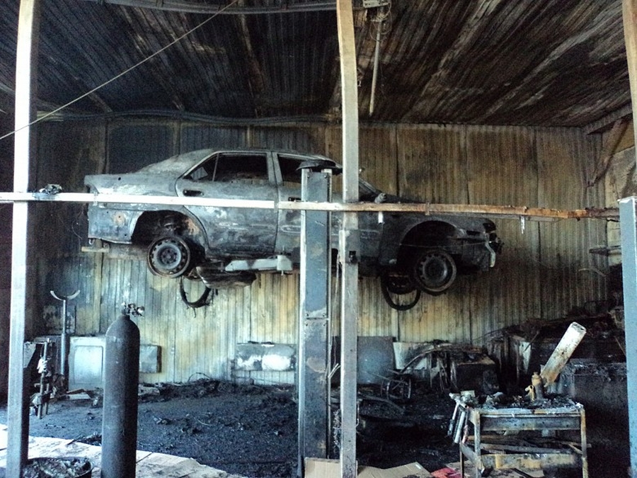 В Гатчине от огня страдают автомобили