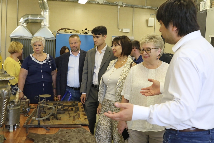 Депутаты ЗАКСа познакомились с работой Международный центра реставрации в Рождествено