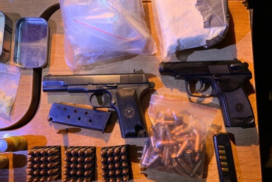 Оружие и наркотики обнаружили полицейские у жителей Гатчинского района