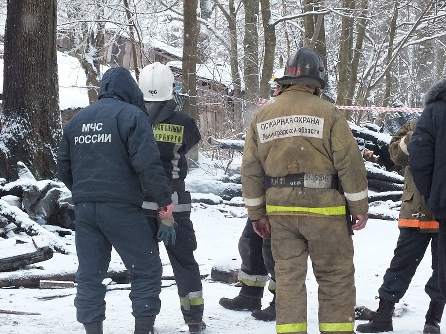 В Гатчинском районе горел частный дом с гаражом и хозпостройками
