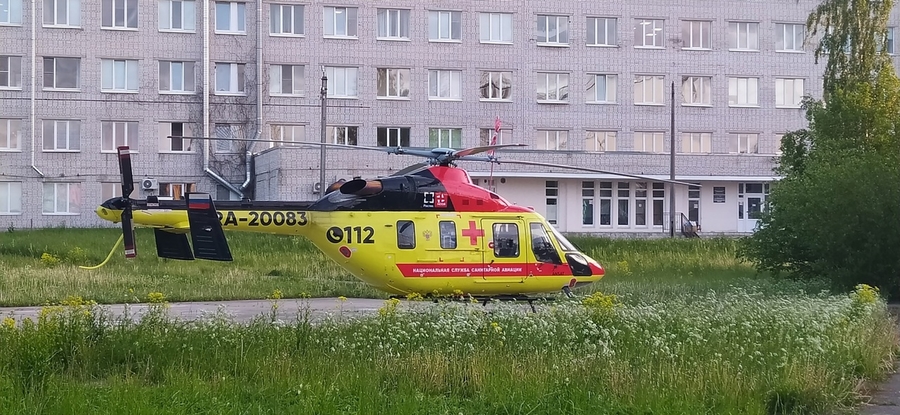 Пациентку доставили в Гатчинскую КМБ на вертолете и оказали помощь 