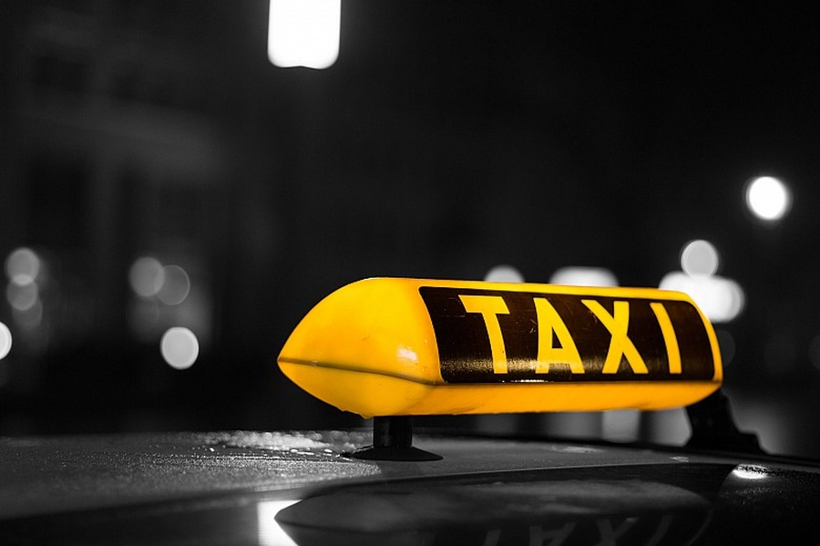 В Гатчинском районе разыскивают таксиста-насильника