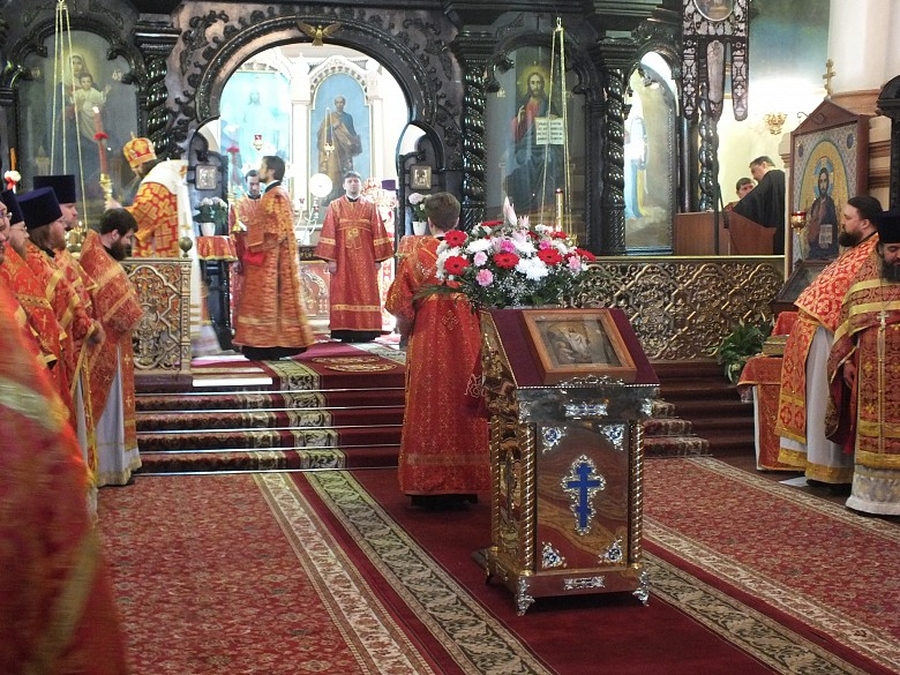 Епископ Гатчинский  и Лужский Митрофан совершил Божественную литургию