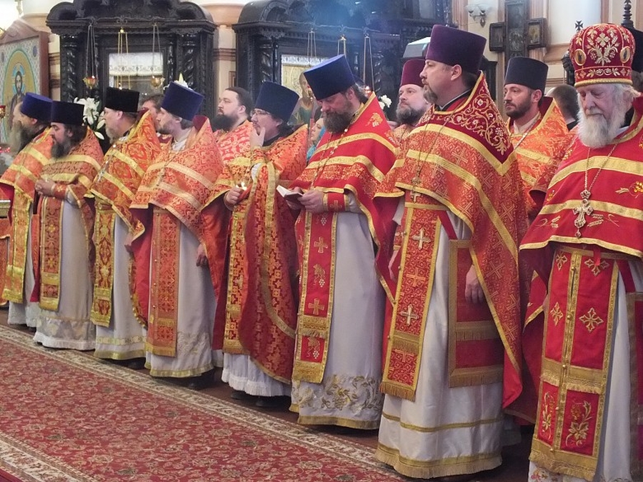 Епископ Гатчинский  и Лужский Митрофан совершил Божественную литургию