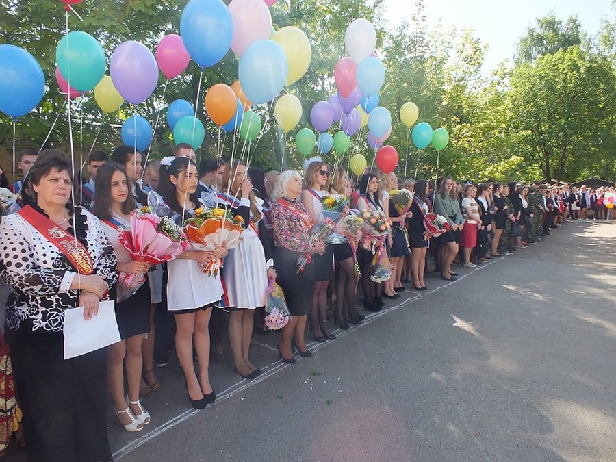 Выпускники Гатчинского района начали прощание со своими альма-матер