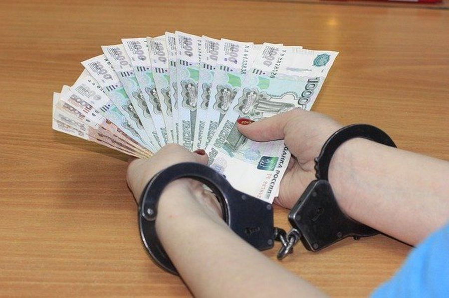 За получение взятки в 100 тысяч рублей в Ленобласти задержали двух сотрудников ГИБДД