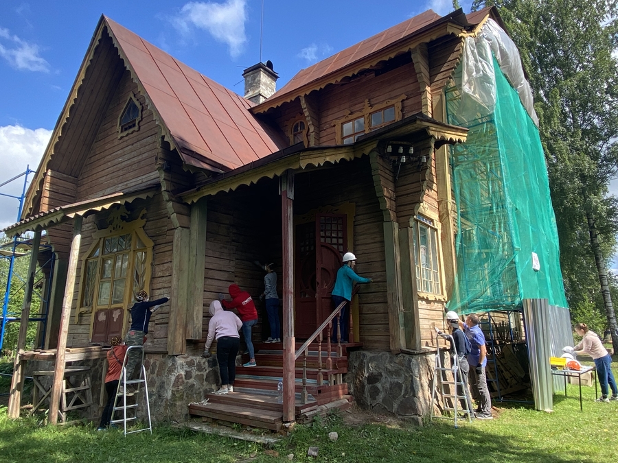 В Гатчинском районе обновляется старинная дача
