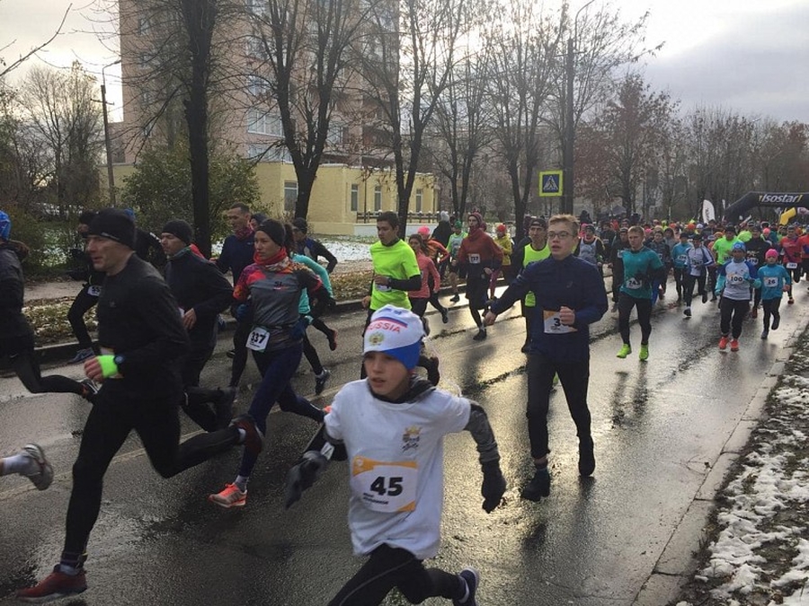 Более 700 спортсменов проверили свои силы на трассах легкоатлетического пробега в Гатчине
