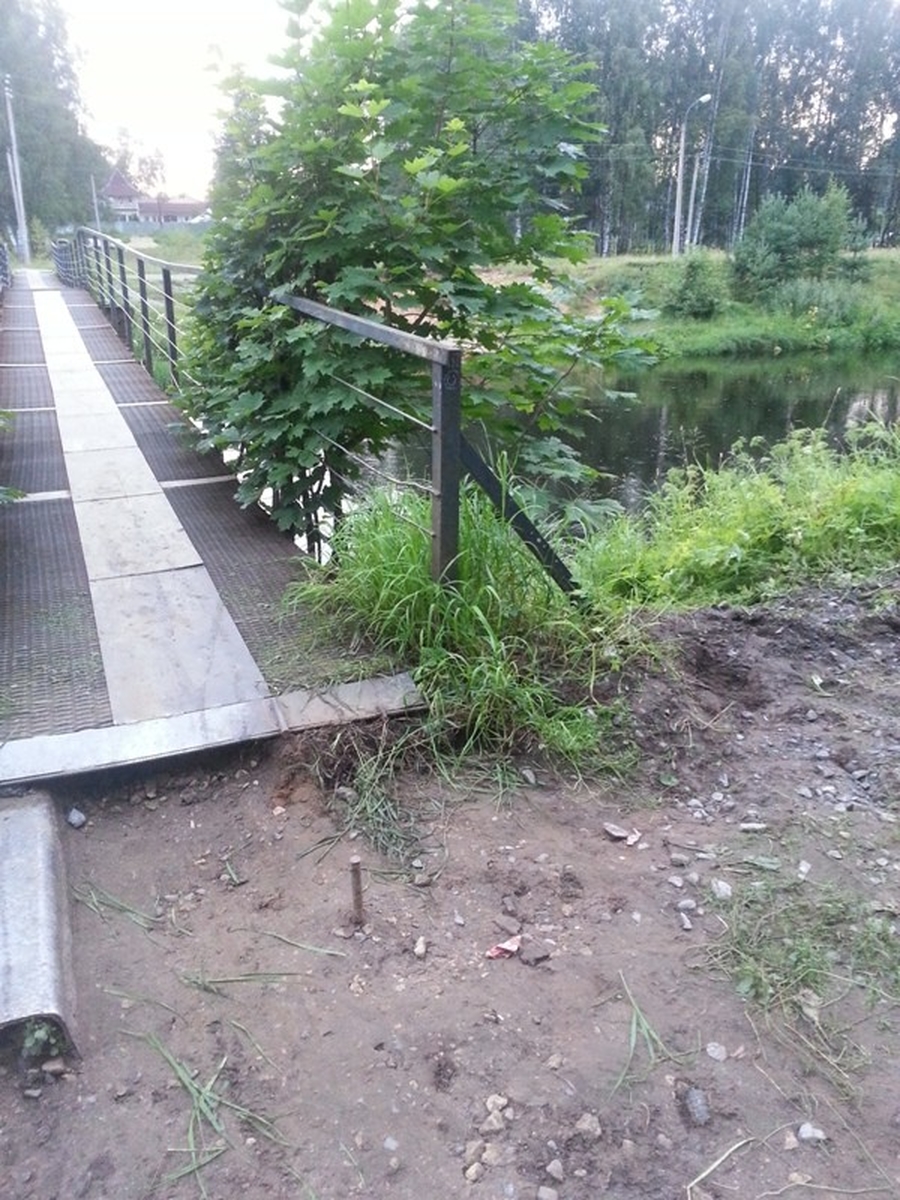 Жители Вырицы беспокоятся о состоянии мостика напротив фабрики 
