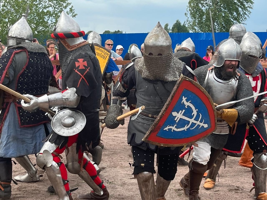 Гатчинцы стали свидетелями средневековых сражений
