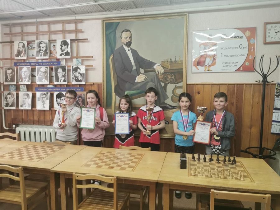 Юные гатчинские шахматисты завоевали победу на областных соревнованиях