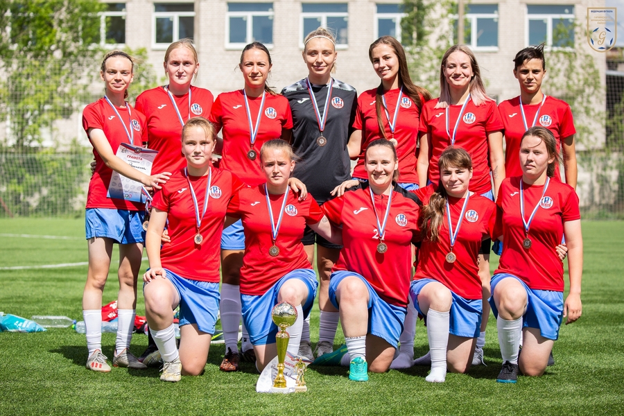 Женские футбольные команды встретились в Гатчине 