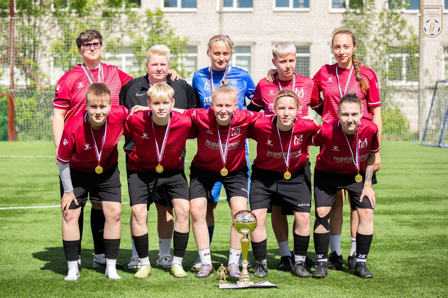 Женские футбольные команды встретились в Гатчине 