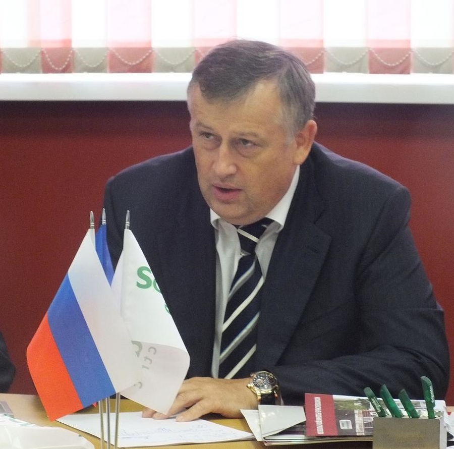Александр Дрозденко поздравил жителей региона с Днем защитника Отечества 