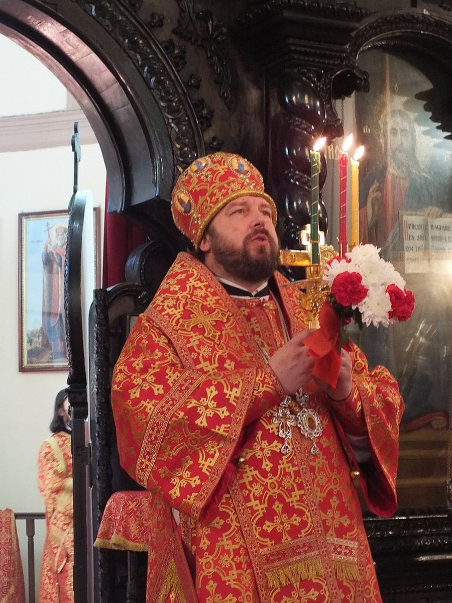 В день Жён-мироносиц епископ Митрофан возглавил богослужение в Вырице