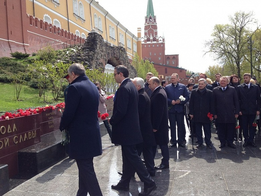 Дни Ленобласти в Москве: делегация 47-го региона возложила цветы к Стеле городов воинской славы