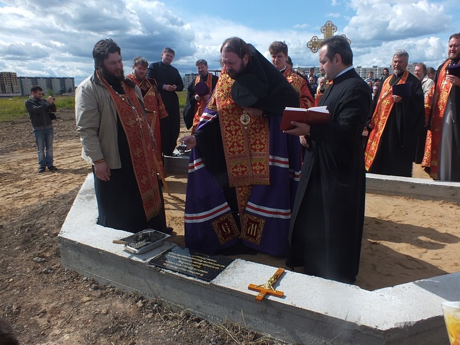 Епископ Гатчинский освятил фундамент Ильинского храма на Аэродроме