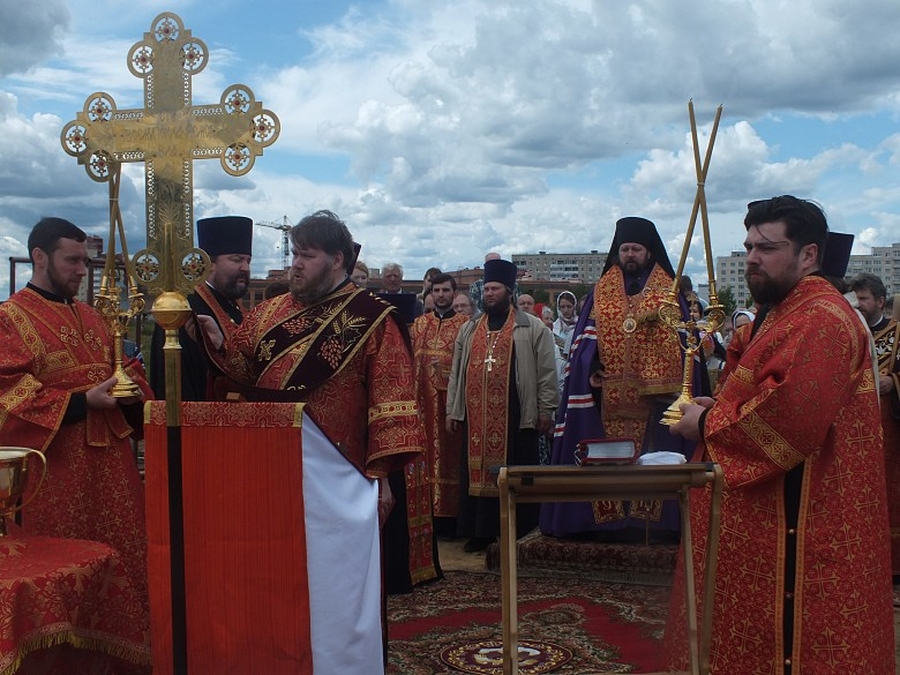 Епископ Гатчинский освятил фундамент Ильинского храма на Аэродроме