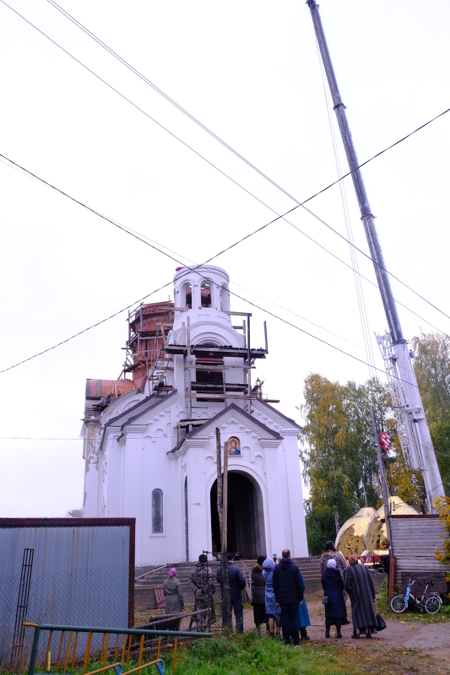 Епископ Митрофан освятил купола строящегося храма в Карташевской