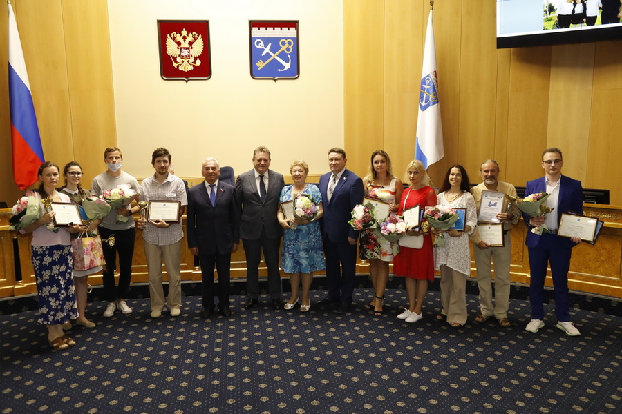 Семьи из Гатчинского района получили награды в Заксобрании Ленобласти