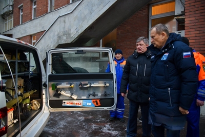 Александр Дрозденко передал аварийно-спасательной службе региона новую технику и оборудование