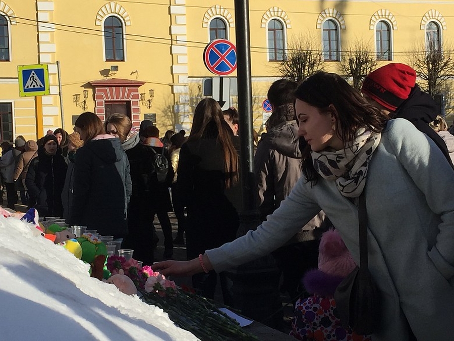 В Гатчине прошел траурный митинг в память о погибших в Кемерово