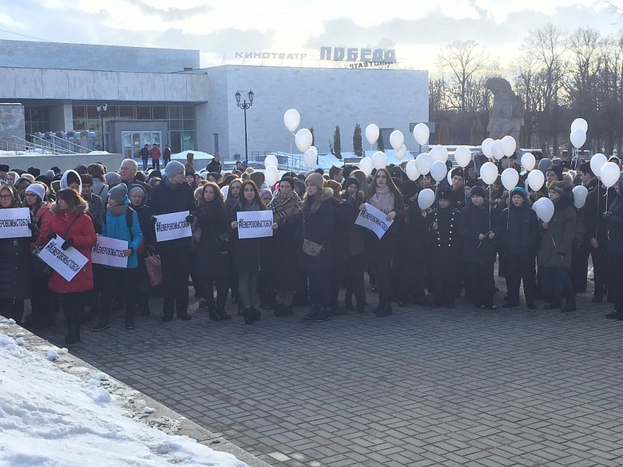 В Гатчине прошел траурный митинг в память о погибших в Кемерово