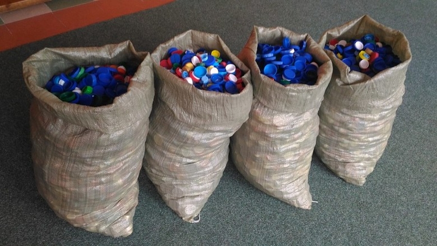 Гатчинцев приглашают на сортировку пластиковых крышек, чтобы помочь больным детям