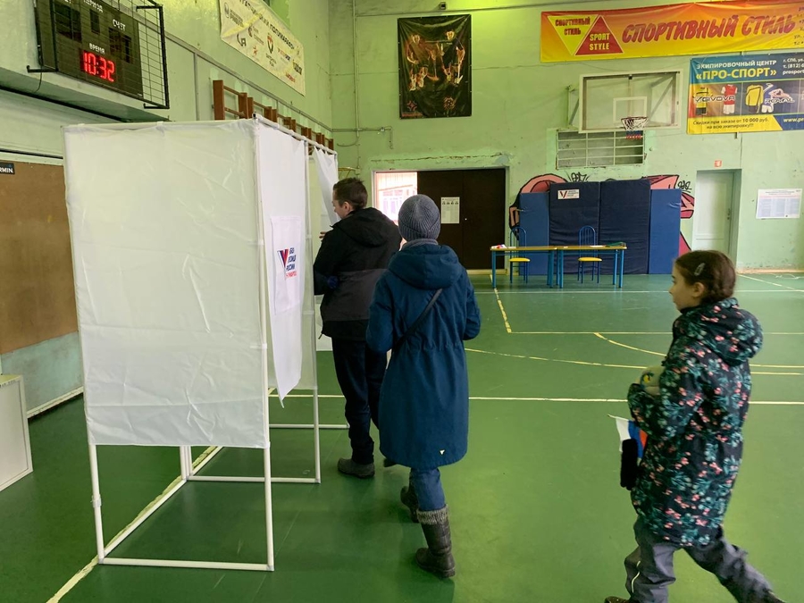 Гатчинцы начали утро субботы с выборов