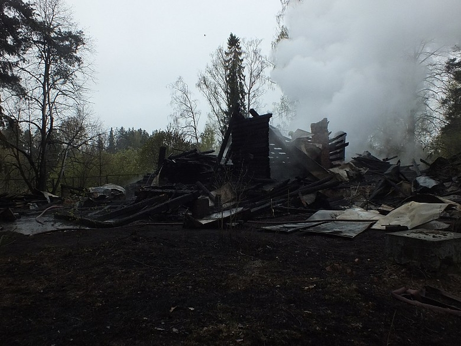 В воскресенье в Гатчинском районе сгорел дачный дом