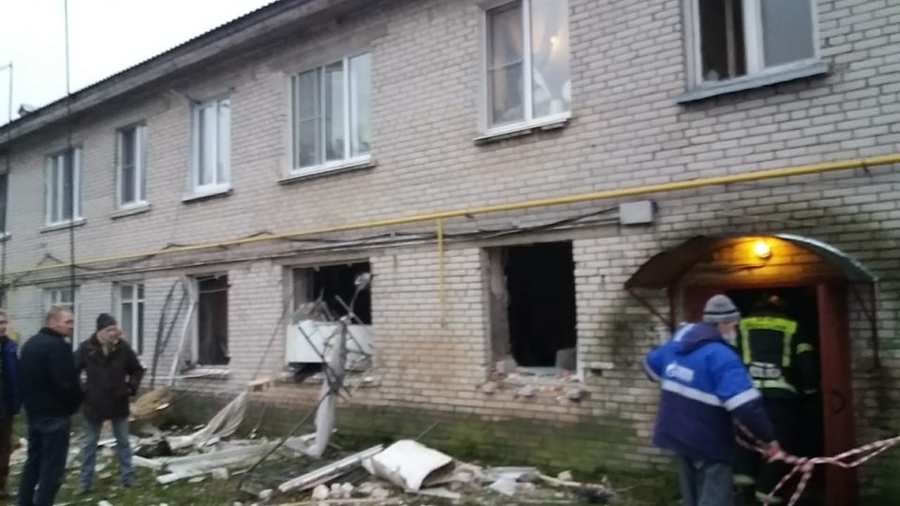 Жители первого подъезда в доме в Александровке вернулись в свои квартиры, второго - пока нет