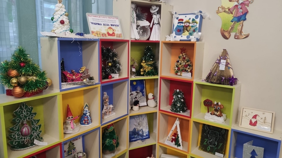 В Гатчине открылась выставка детских работ «Фабрика Деда Мороза»