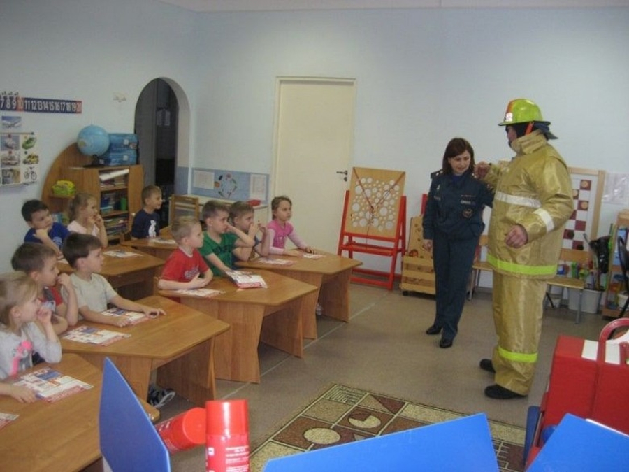 Гатчинские малыши попробовали себя в роли пожарных