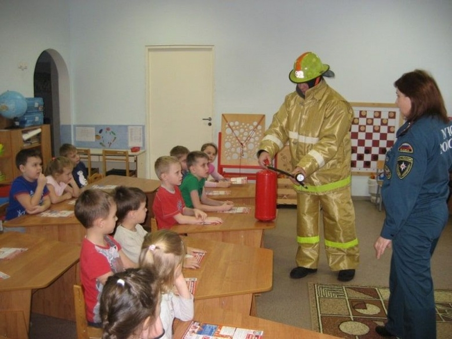 Гатчинские малыши попробовали себя в роли пожарных