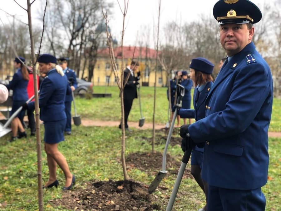 В Гатчине 300-летие прокуратуры отметили посадками деревьев