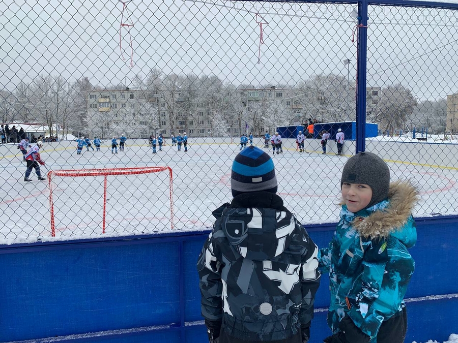 Лёд тронулся: в Сяськелево открыли хоккейную площадку