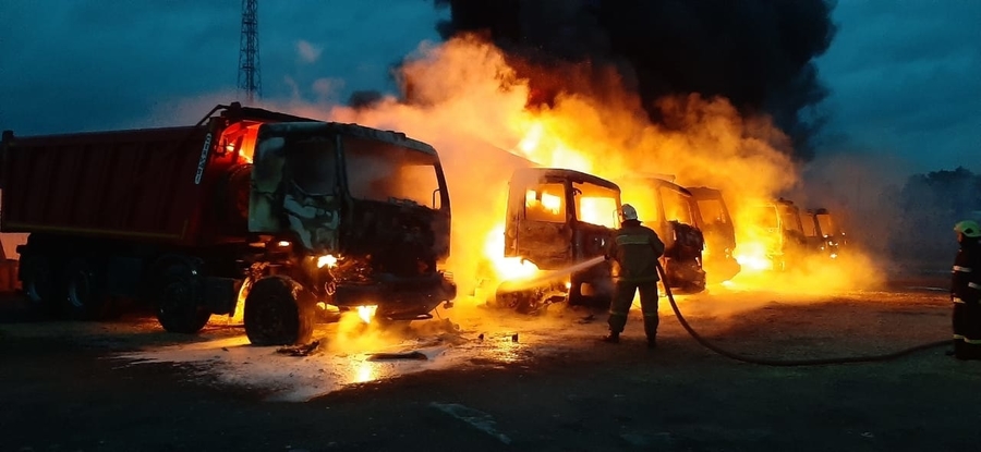 Ночью в Гатчинском районе сгорели 7 автомобилей