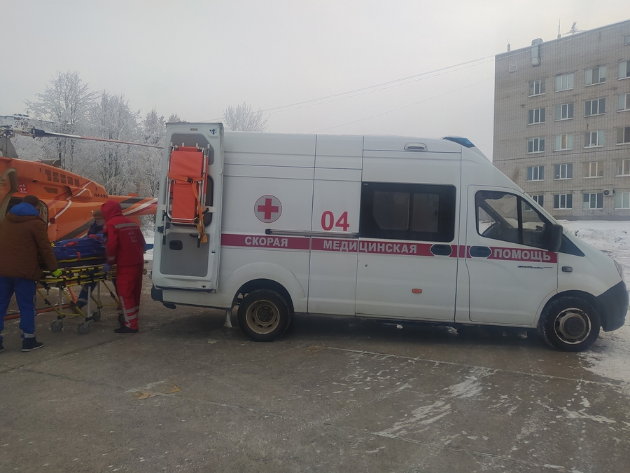 Пациента Гатчинской КМБ по воздуху доставили в областную больницу