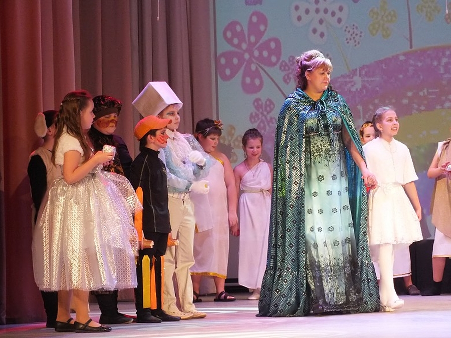 В Гатчине школьный театр с успехом выступил на большой сцене