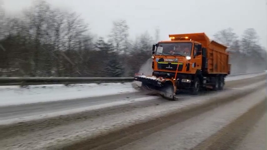 Дорожники Ленобласти противостоят гололёду 