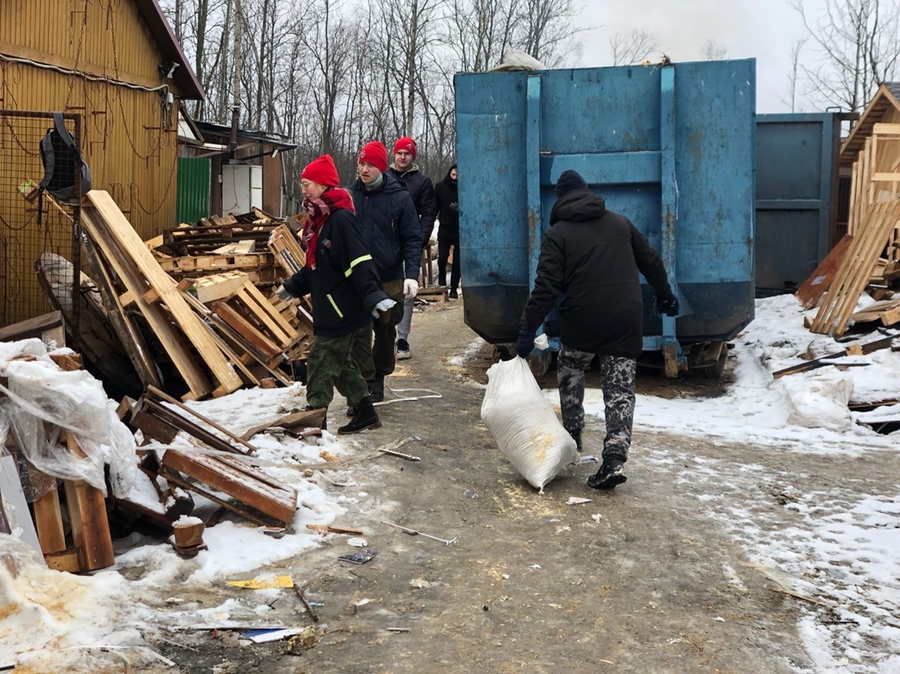 Волонтеры помогли приюту для бездомных животных в Гатчинском районе