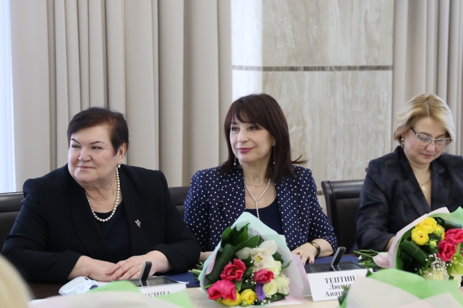 Представительницы Гатчины приняли участие в работе Круглого стола, посвященного роли женщин в современном обществе
