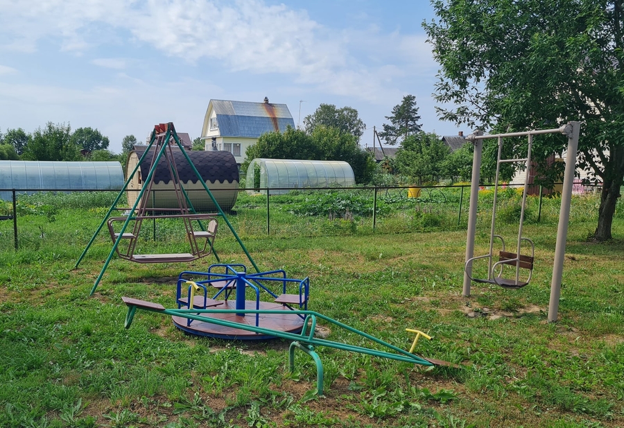 В Кобринском поселении привели в порядок оборудование  двух детских площадок 