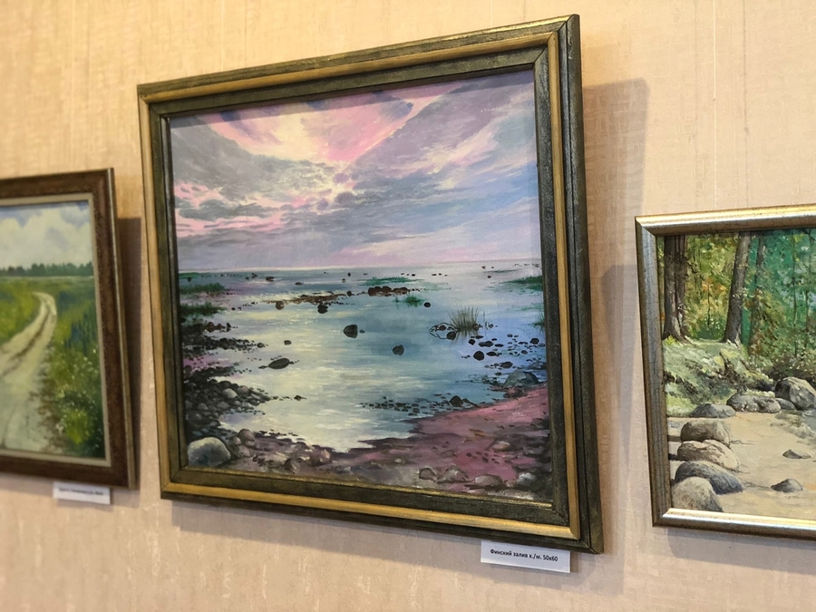 В Сиверской библиотеке открылась выставка работ местного художника
