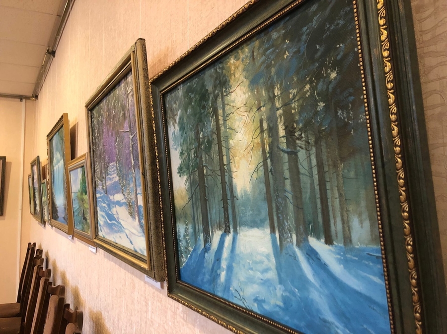 В Сиверской библиотеке открылась выставка работ местного художника
